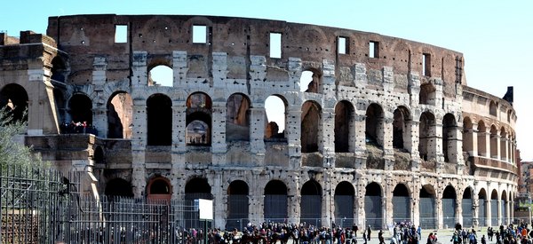 Weltberühmt: Objekt der Fotografen - Kolosseum in Rom